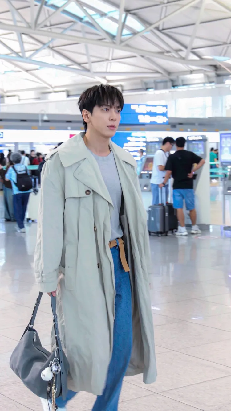 鄭容和以一身愜意造型現身機場。品牌提供