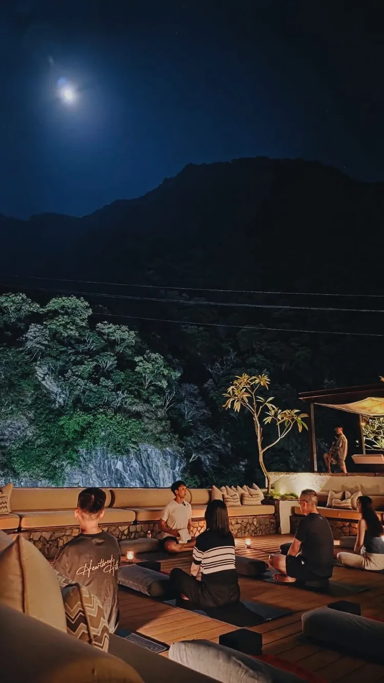 太魯閣晶英酒店10/6中秋當晚，邀請旅人乘著月光做瑜伽，感受滿滿儀式感。太魯閣晶英酒店提供