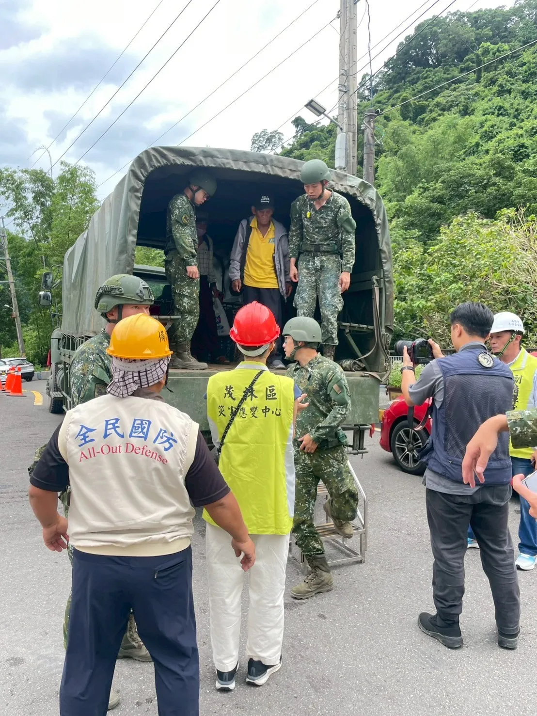 茂林等山区民众预防性撤离。翻摄画面