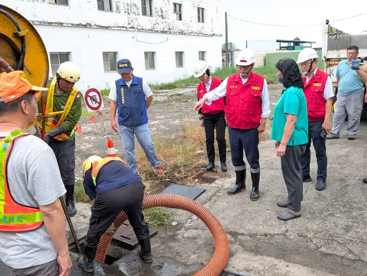 陳其邁視察北汕路側溝清疏。翻攝畫面