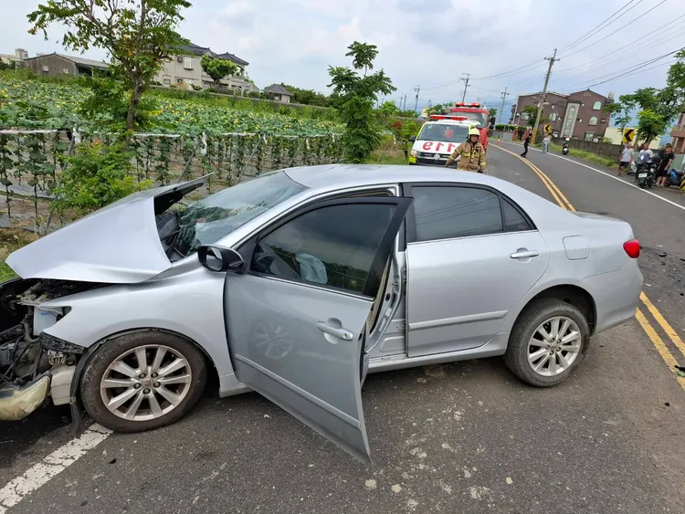 兩車撞擊力道之大，車頭損毀嚴重，釀成1命危2輕重傷慘劇。民眾提供