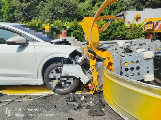 300万Audi电动车猛撞国道施工缓撞车 驾驶:未使用ACC辅助功能