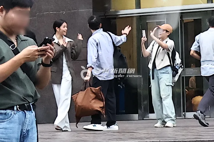 宋芸樺和粉絲打招呼。特勤中心攝