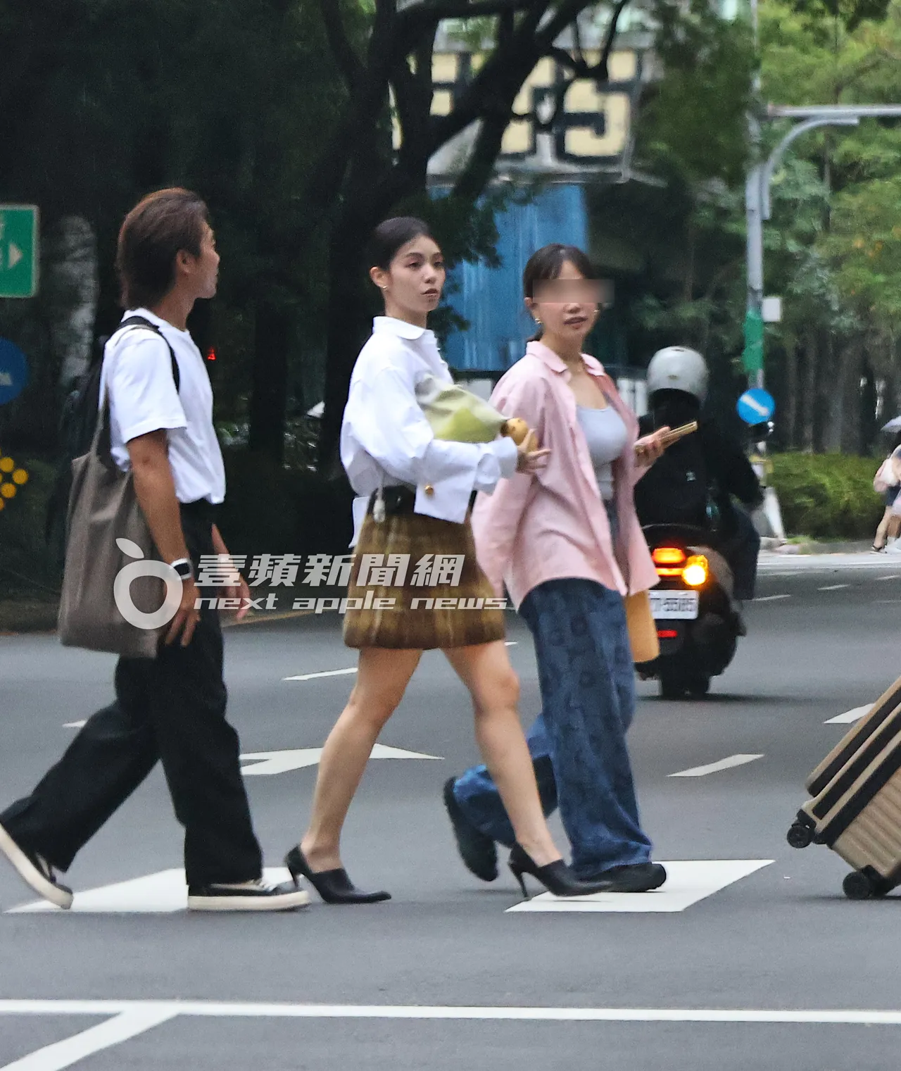 宋芸桦结束拍摄过马路上保母车。特勤中心摄