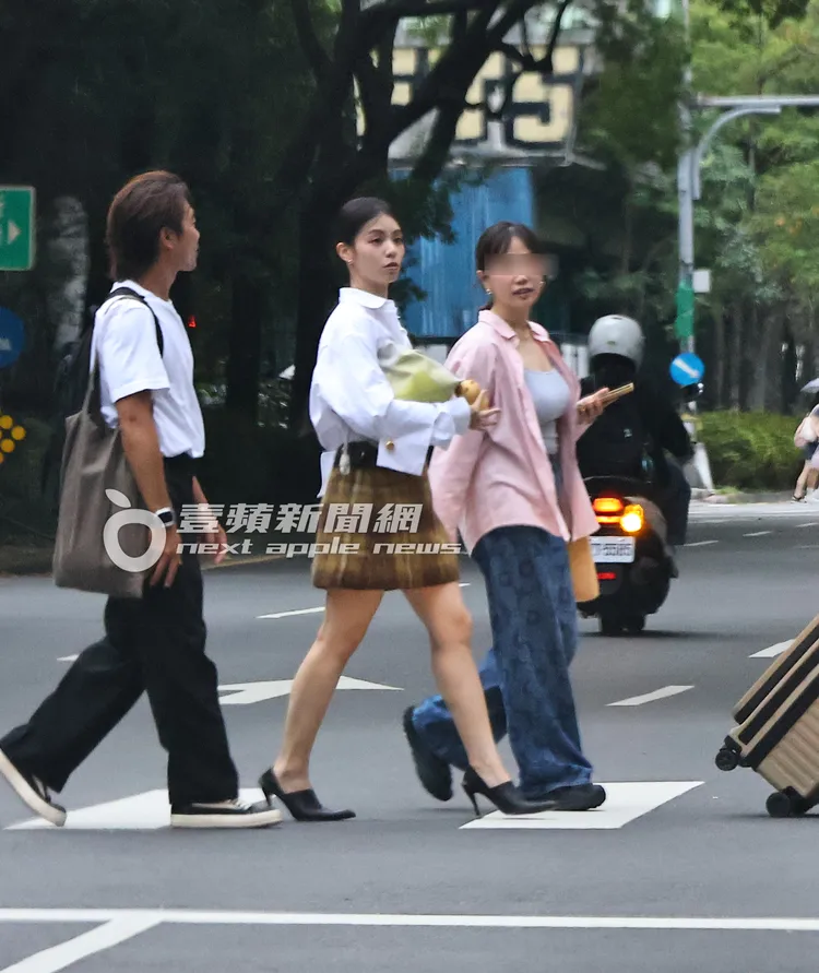 宋芸樺結束拍攝過馬路上保母車。特勤中心攝