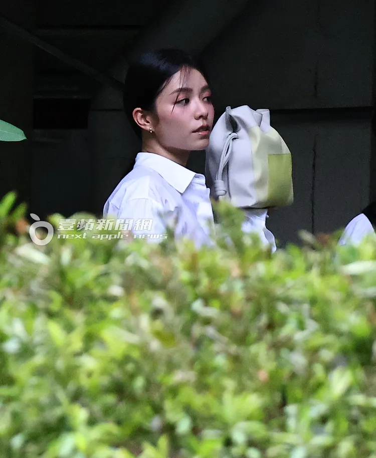 宋芸樺在攝影師引導下，拍包包美照。特勤中心攝