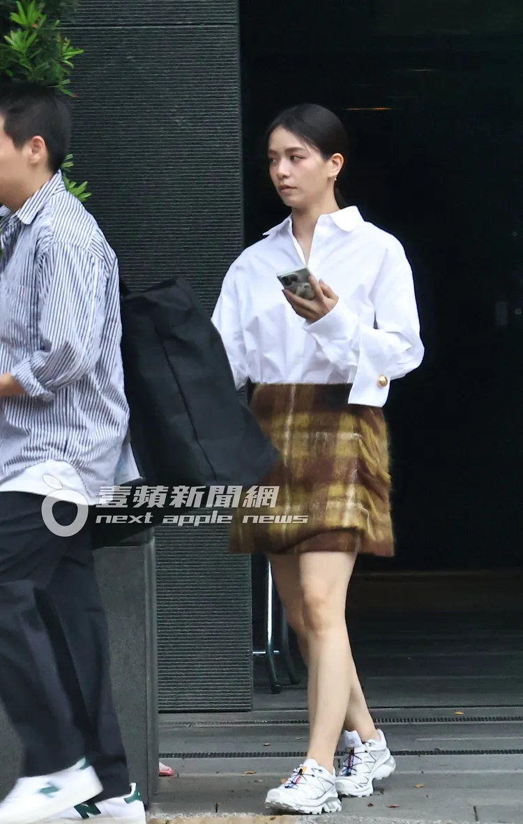宋芸樺回家換成裙裝再度出門。特勤中心攝