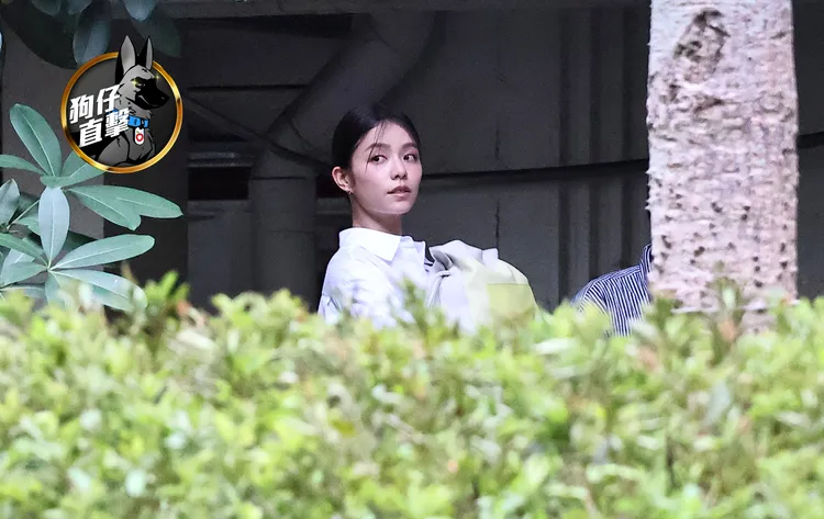 宋芸樺在建國高架橋下停車場拍包包美照，工作行程滿檔。特勤中心攝