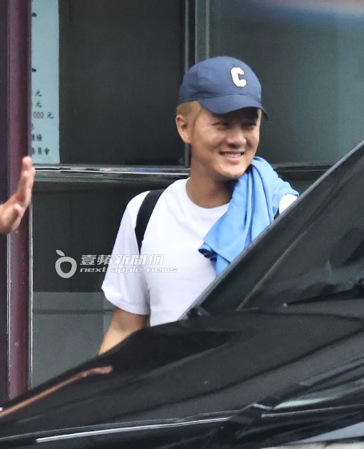 吳克群笑容可掬向司機道別。特勤中心攝