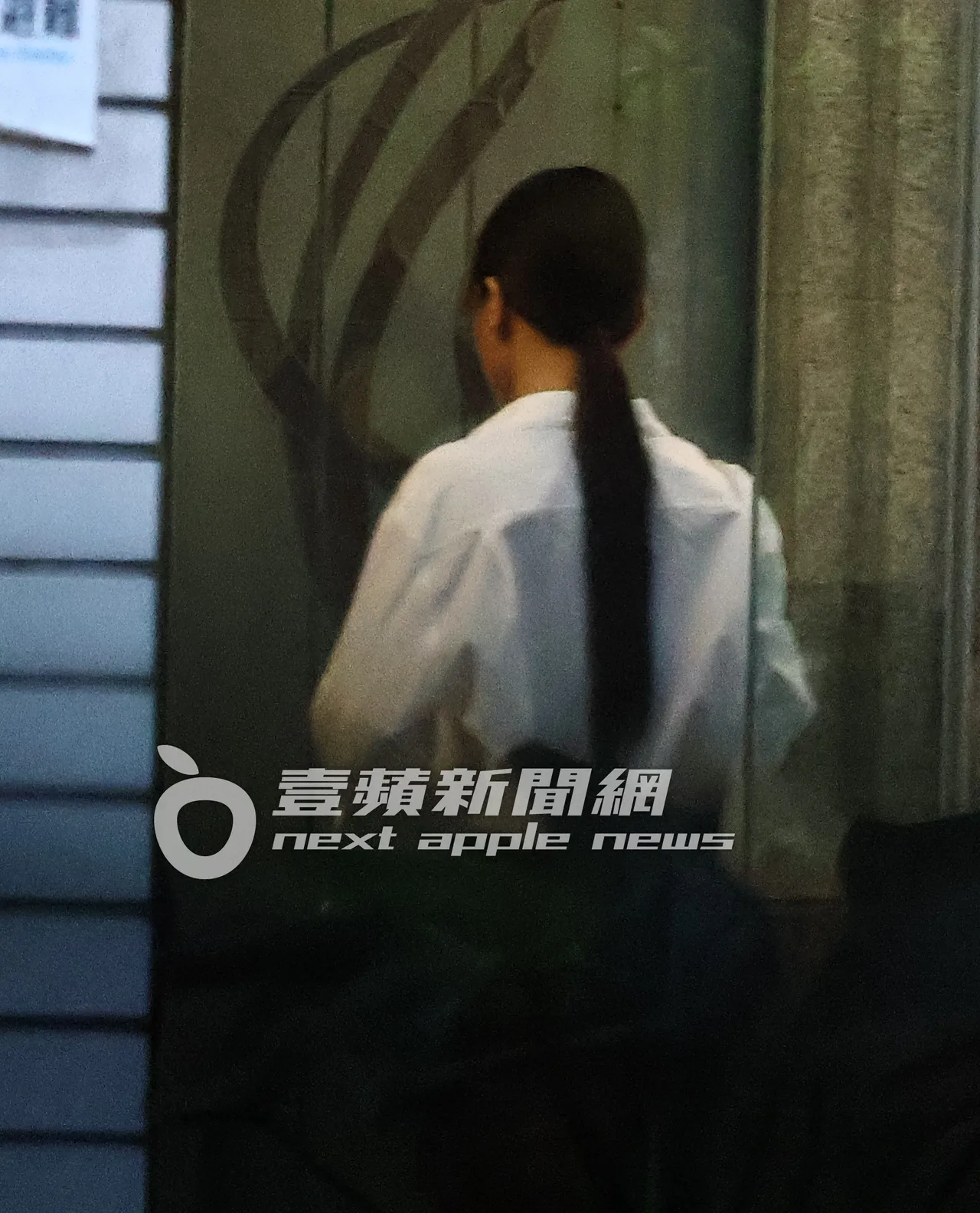 宋芸桦进入柯震东公司「禾丰九路」商办大楼。特勤中心摄