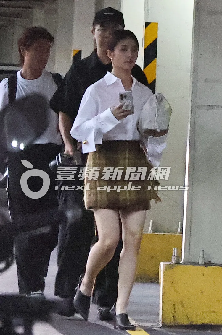 宋芸樺在停車場到處找地方取景拍攝。特勤中心攝