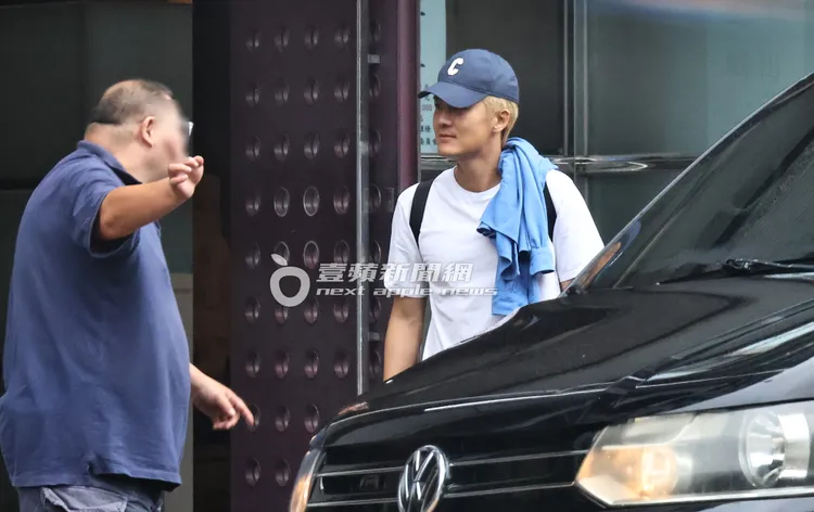 吳克群（右）拿好行李和宋芸樺保母車司機寒暄。特勤中心攝