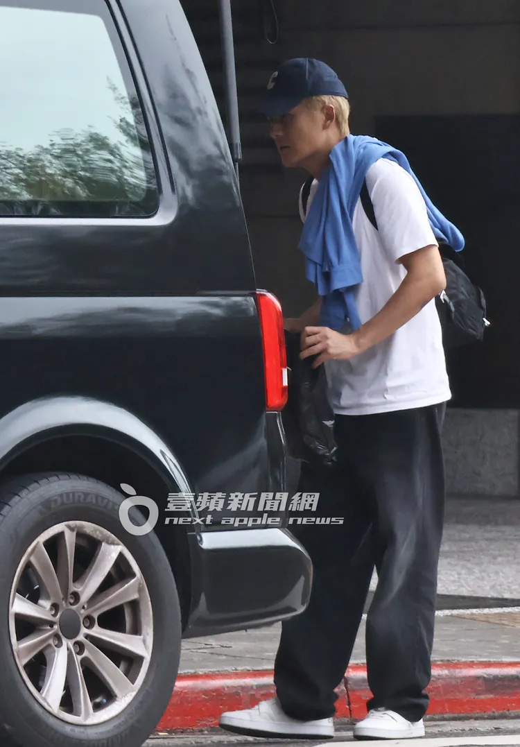 宋芸樺前腳剛進家門，隔壁鄰居吳克群也搭保母車回家。特勤中心攝