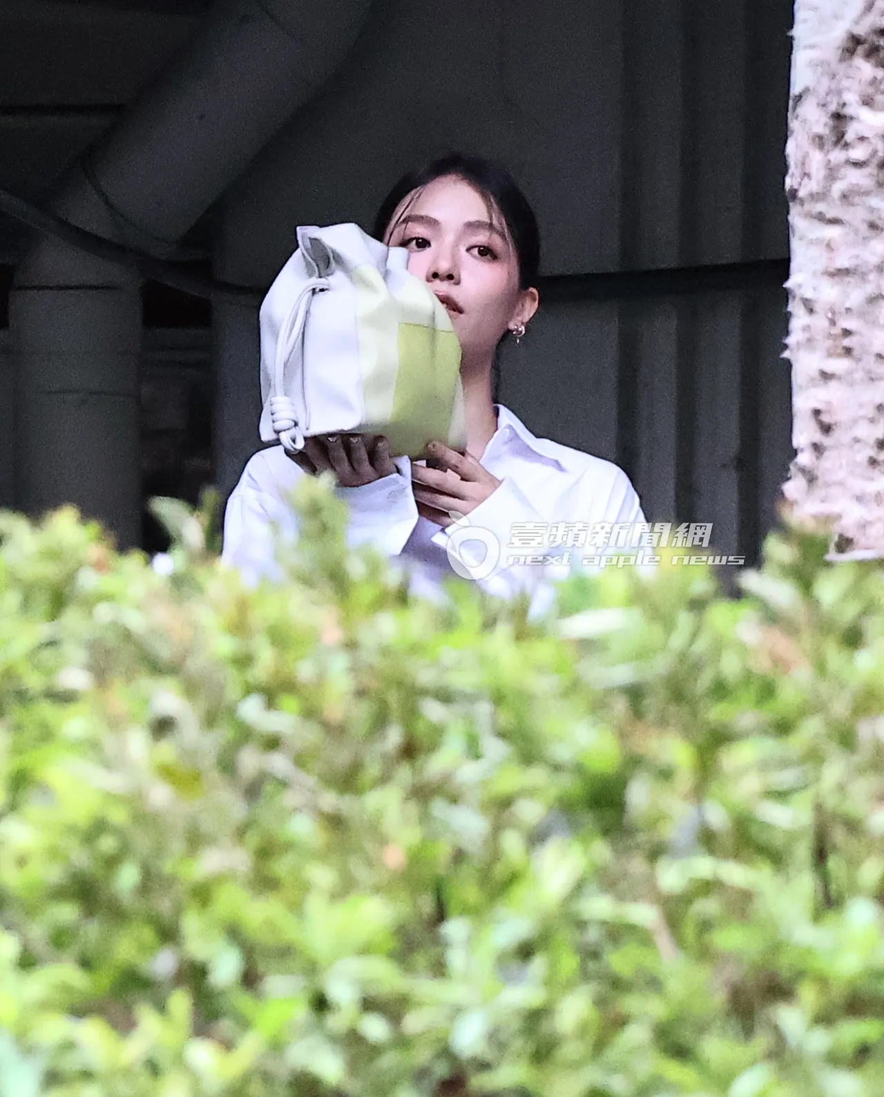 宋芸桦拿著包包入镜拍摄。特勤中心摄