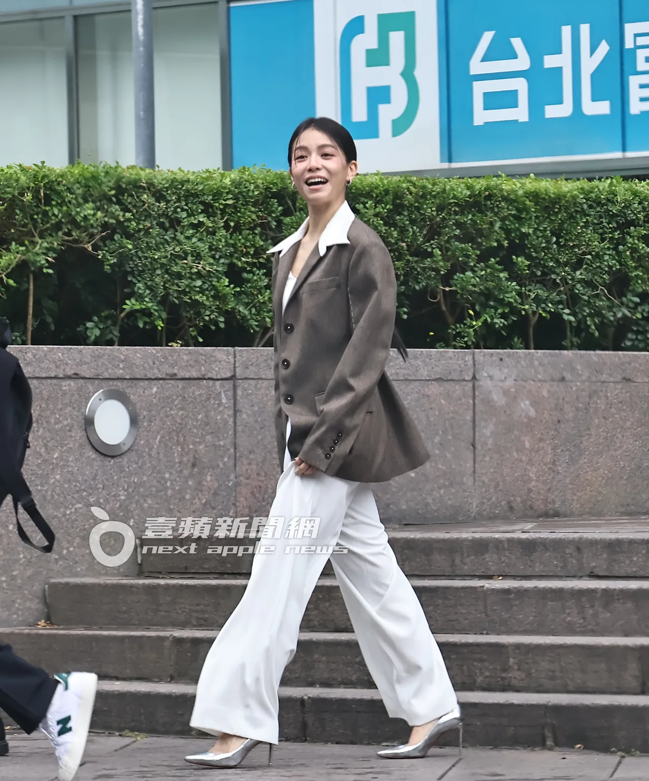 宋芸桦帅气走在路上。特勤中心摄