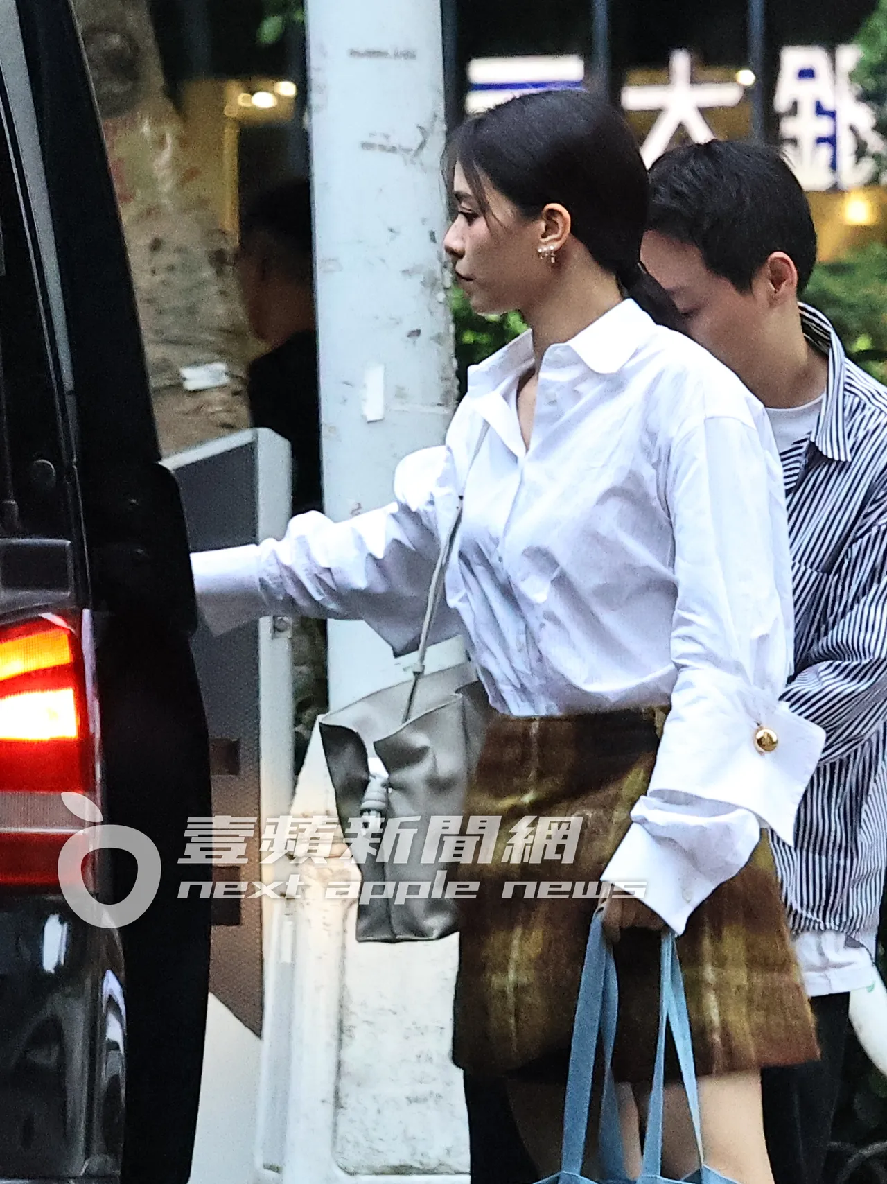 宋芸桦收工乘坐保母车离开。特勤中心摄