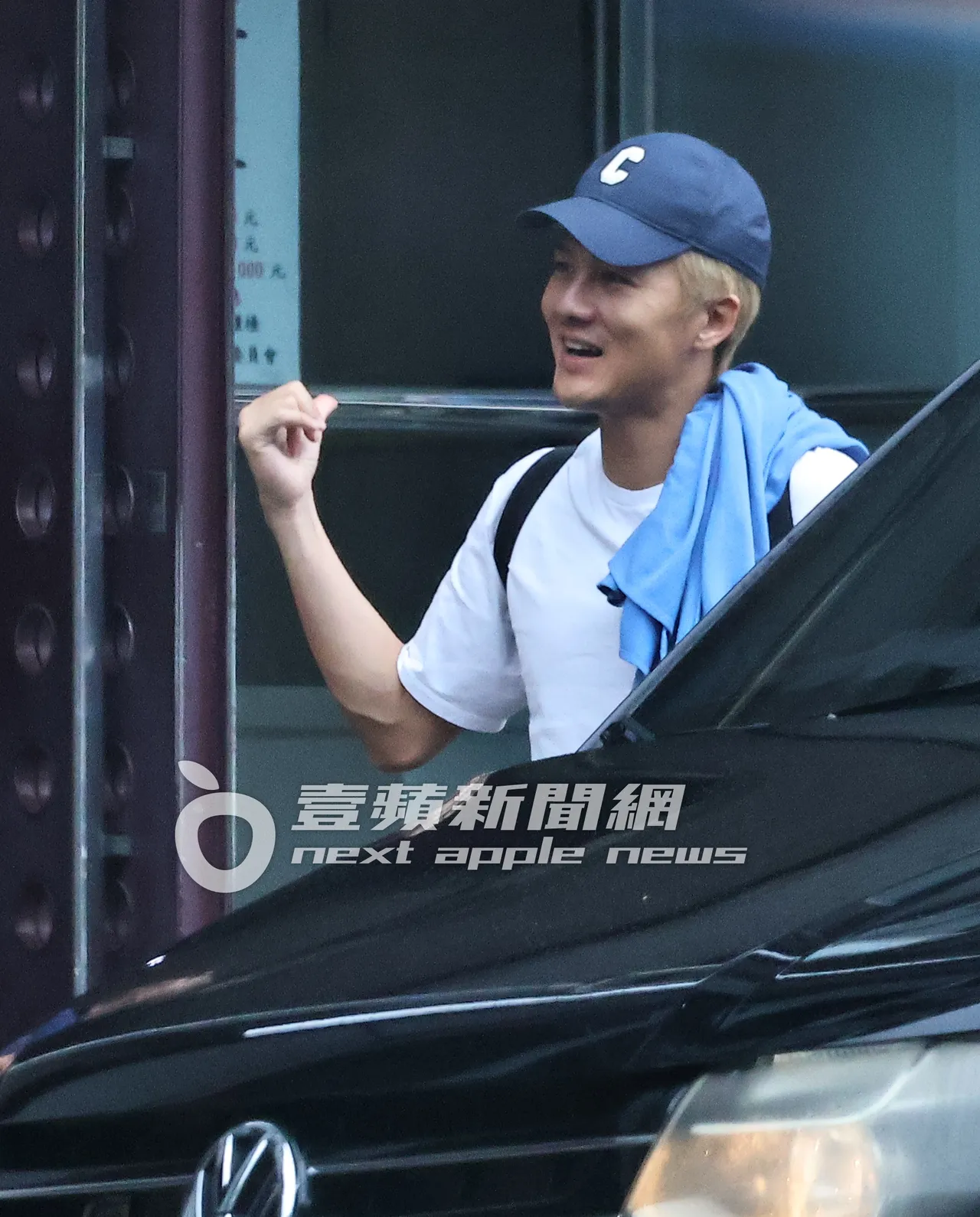吴克群染金发,头载2万元海蓝色CELINE棒球帽,和宋芸桦司机聊得开心。特勤中心摄