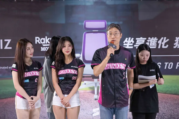 品牌執行長孫太熙（右2）大方贊助更換樂天女孩宿舍的椅子。DAZN提供