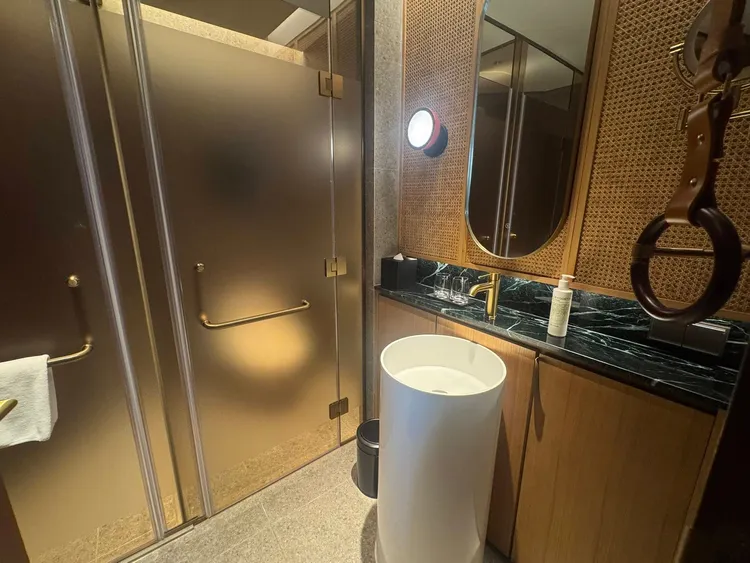 吳淡如曬出飯店廁所乾淨且隔音好，也讓她決定到裡面睡覺遠離窗外吵雜聲。翻攝自吳淡如臉書