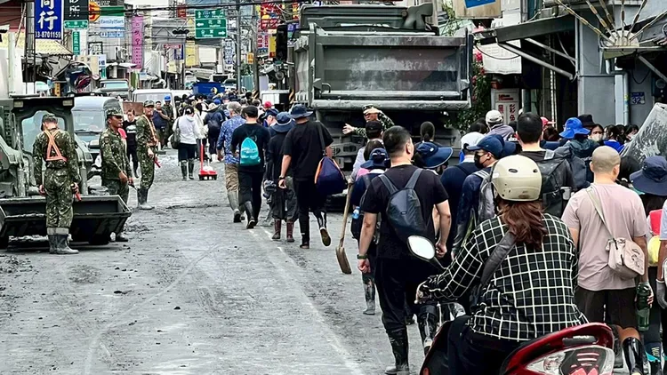 大批志工湧入光復救災，「鏟子英雄地圖」能讓志工快速找到合適地點投入。翻攝自台鐵臉書