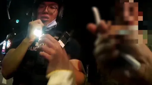 晚上開車不亮燈!警方攔檢竟發現車上有毒品 還可能加一條罪名