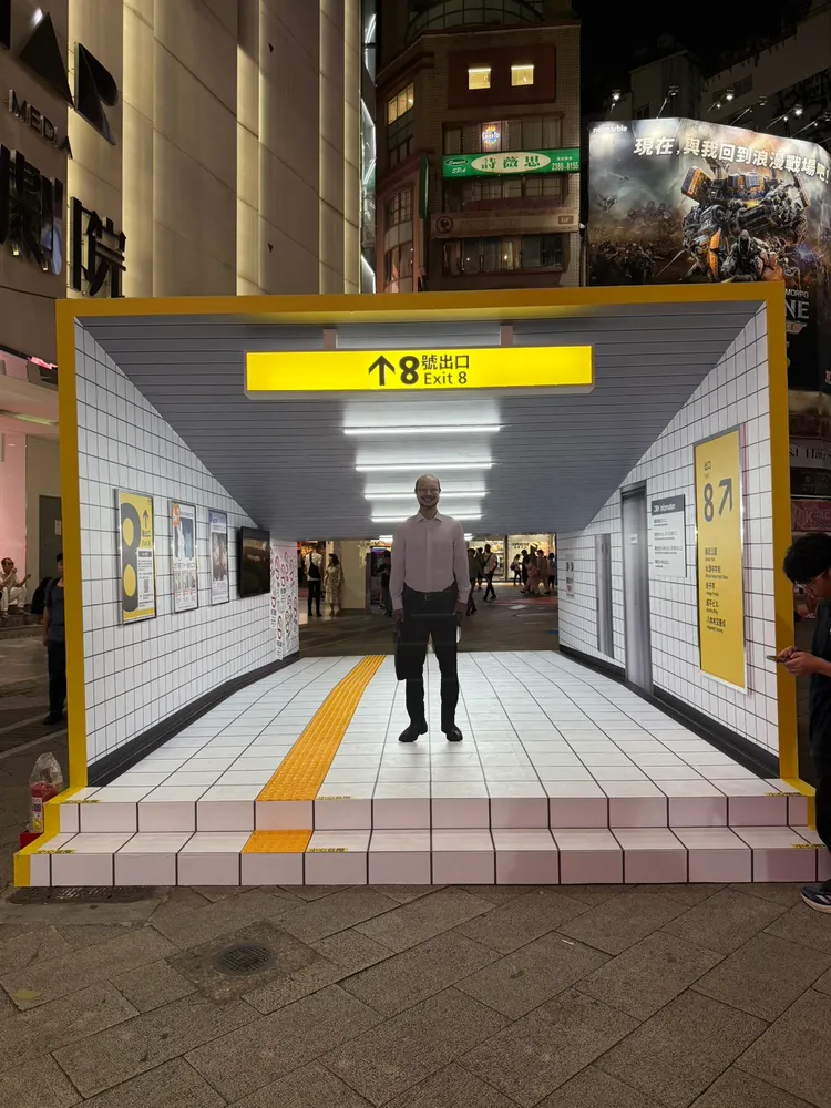 《8號出口》微笑詭異大叔矗立其中，令人不寒而慄。壹壹喜喜電影股份有限公司提供