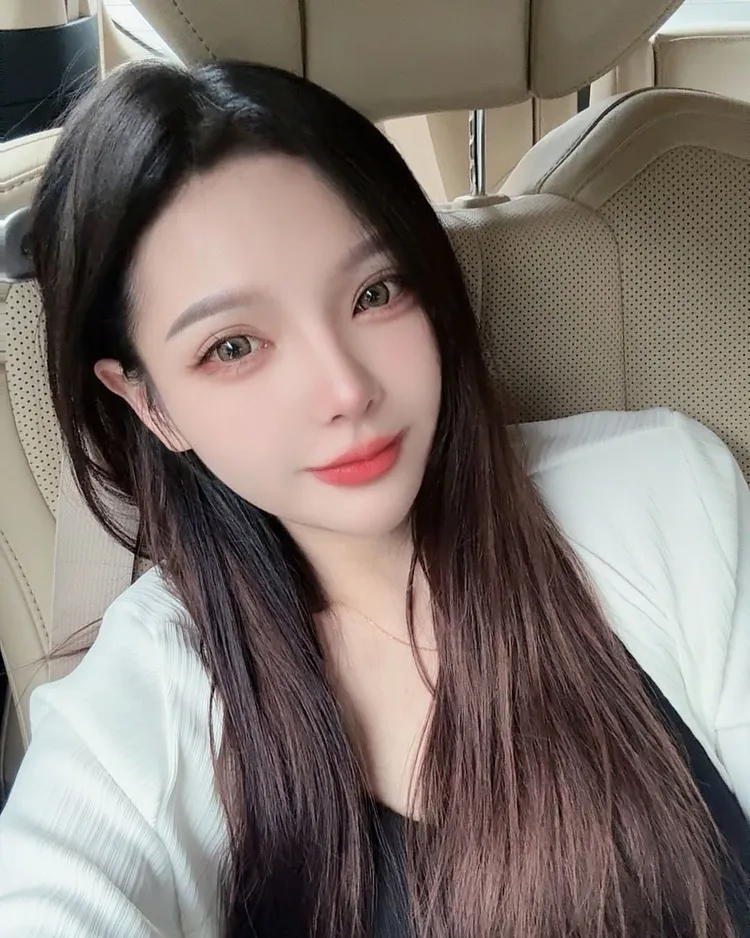 正妹瑩瑩控訴遭詩亞利用話術騙取蝦皮的帳號當人頭戶，從中賺取利益，卻害她收到觸犯《藥事法》公文。瑩瑩授權提供