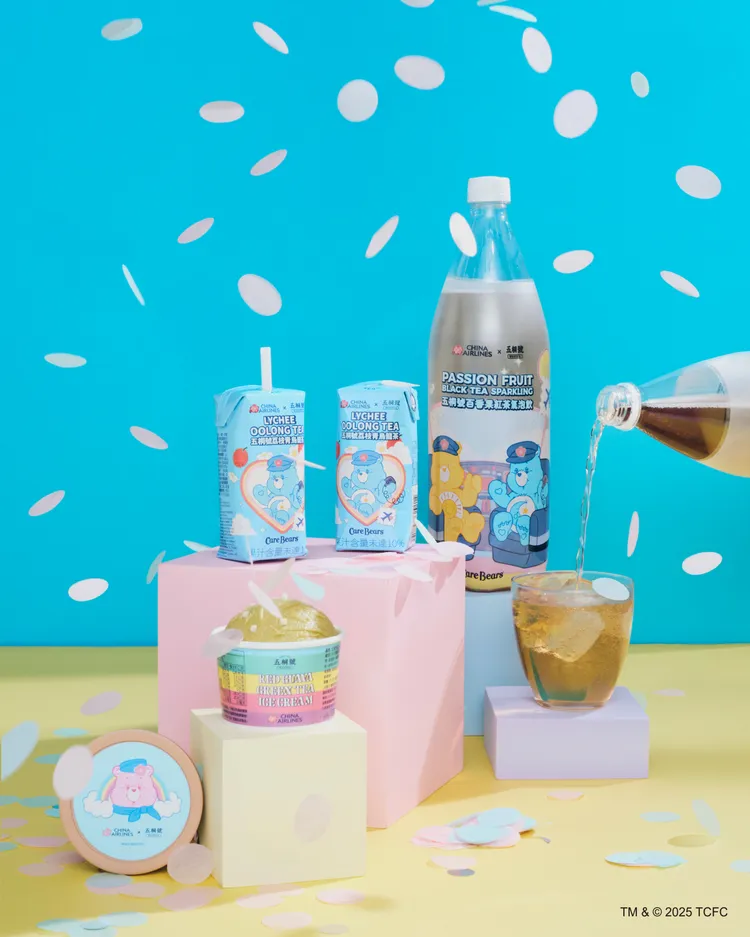 五桐號專屬打造機上餐點包含氣泡飲、冰淇淋及鋁箔包裝荔枝青烏龍茶。華航提供