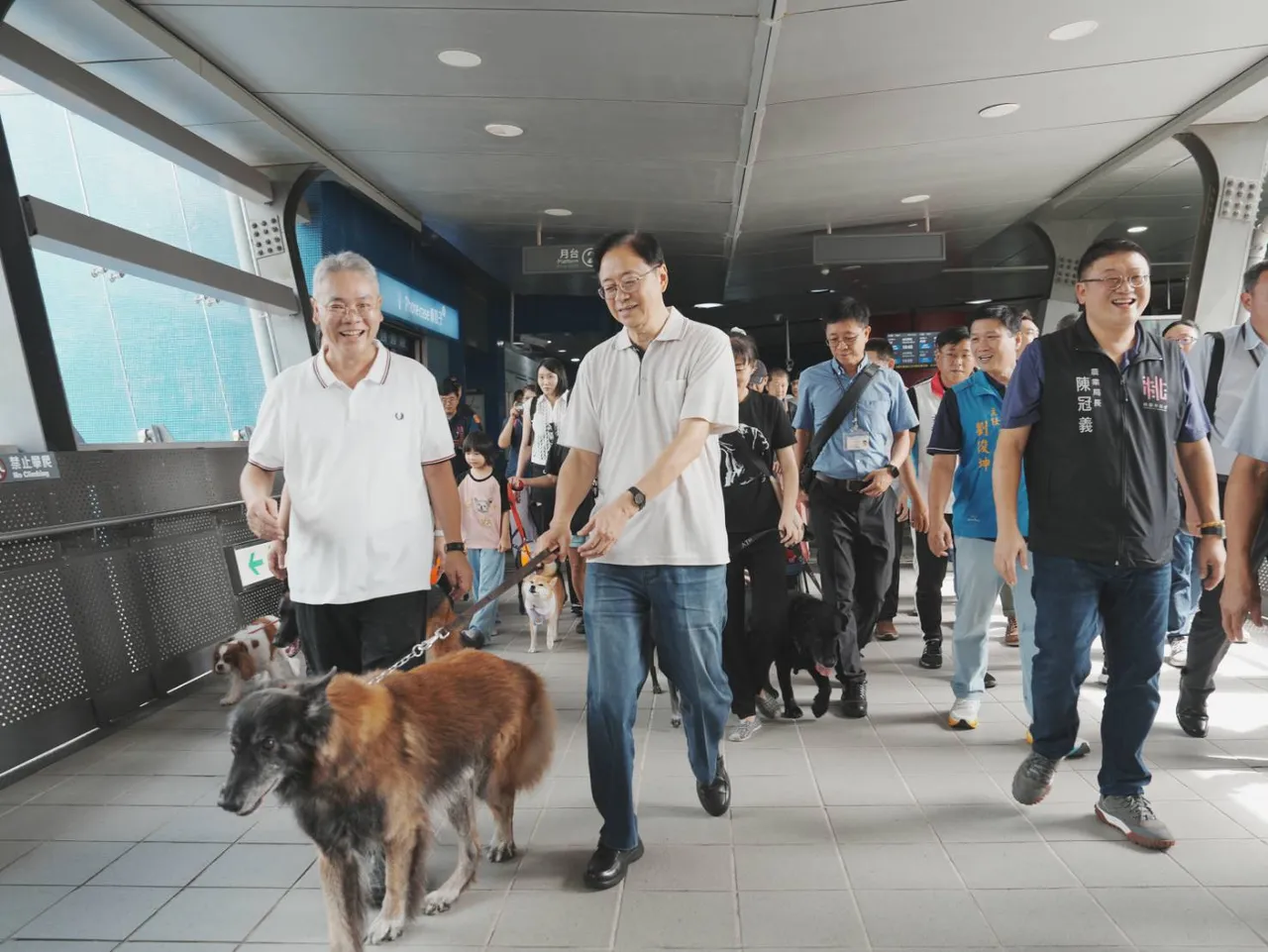 张善政携毛孩搭乘宠物友善专车。桃园市府提供