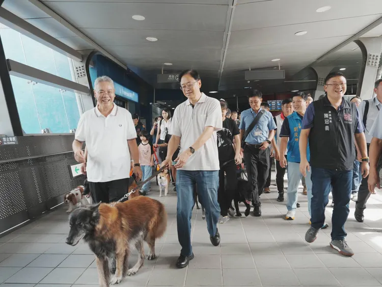 張善政攜毛孩搭乘寵物友善專車。桃園市府提供