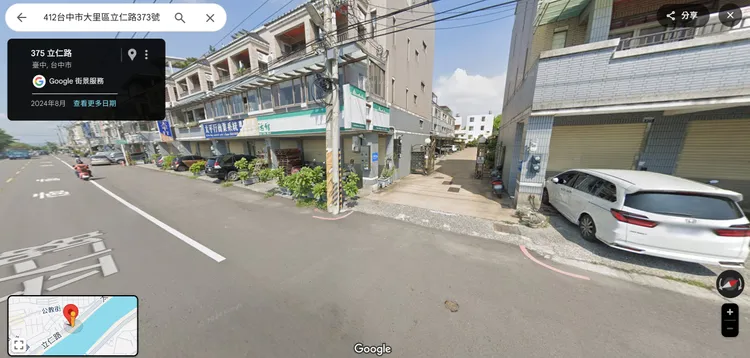 大里區新仁路有多個社區出入口紅線長度僅1公尺。翻攝Google街景