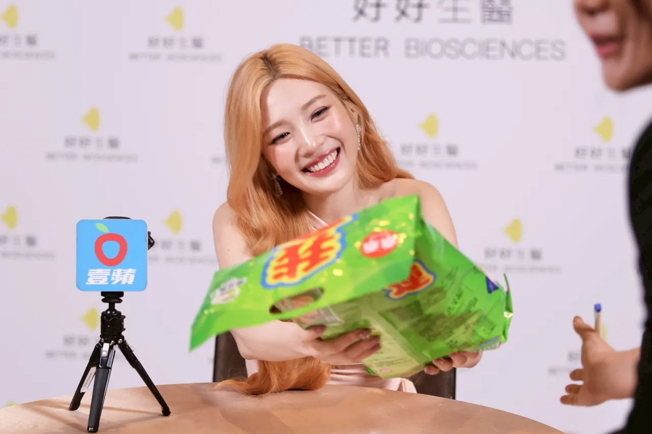 JOY接下绿色乖乖大礼包仔细端详,欣喜之情溢于言表。彭欣伟摄