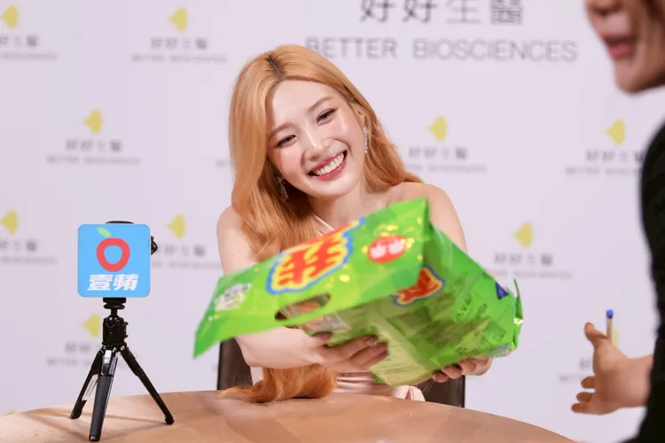 JOY接下綠色乖乖大禮包仔細端詳，欣喜之情溢於言表。彭欣偉攝