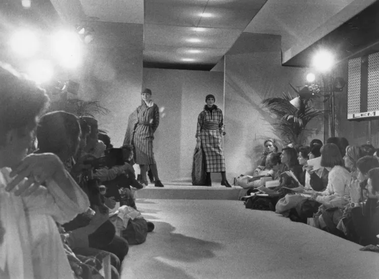 1976年秋冬女裝系列時裝秀。翻攝Armani/Archivio