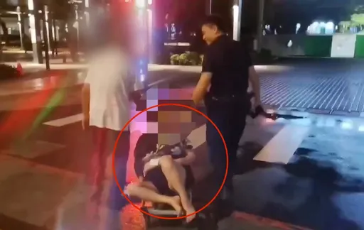 真的是人民「保母」!泥醉婦路倒魯小小要睡路邊 暖警借來「神器」安全送她返家