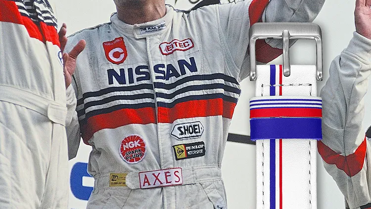 錶帶與錶帶扣環的紅、藍、白呼應1980年代耐力賽中使用的賽車服。品牌提供