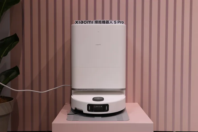 80°C熱水洗拖布＋熱風烘乾基座，可將集塵與汙水偵測一次搞定。趙筱文攝