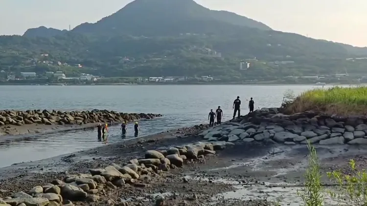 警方在河岸邊來回搜索。警方提供