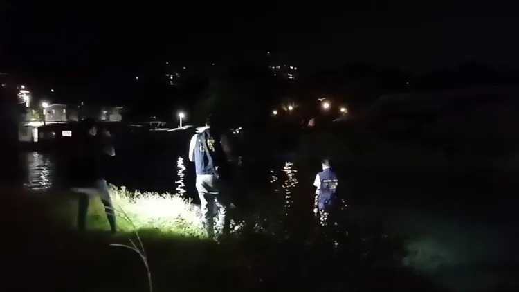 淡水警方深夜也在現場持續搜索。警方提供