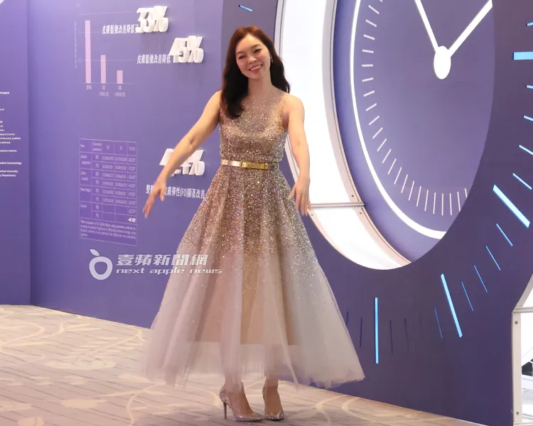 曾馨瑩在「逆時針」背板前開心跳芭蕾舞轉圈。特勤中心攝