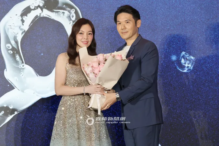 薛博仁醫師（右）驚喜獻花給曾馨瑩。特勤中心攝