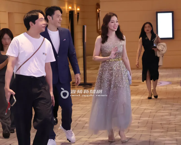 曾馨瑩（右）親切與現場工作人員揮手打招呼。特勤中心攝