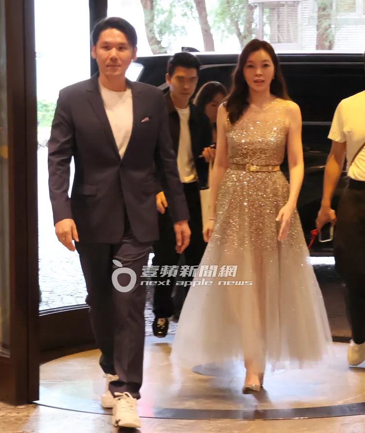 中午12點，曾馨瑩（右）一身粉金紗灰底削肩禮服下車，薛博仁醫師帶助理迎接。特勤中心攝