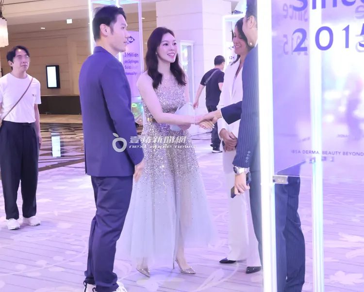 薛博仁醫師（左）帶曾馨瑩和國外醫學團隊打招呼。特勤中心攝