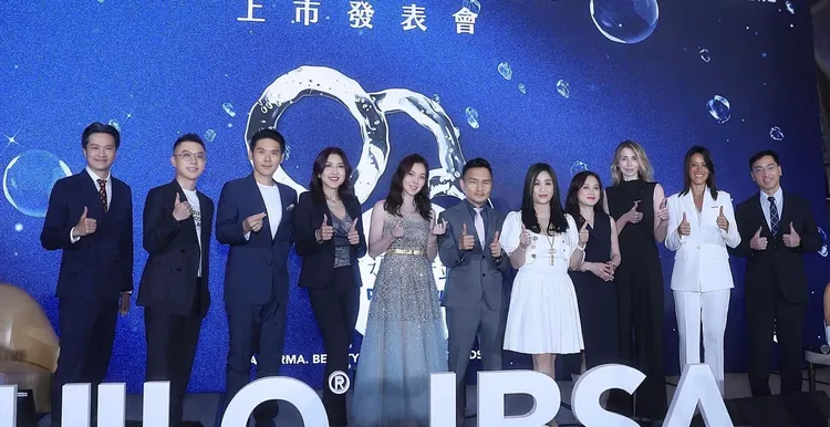 曾馨瑩（中）以形象大使身分，和薛博仁（左三）出席醫學研討會。