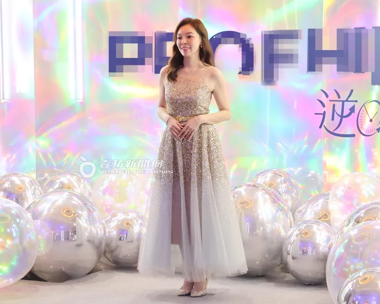 曾馨瑩走出休息室到360攝影區拍美照。特勤中心攝