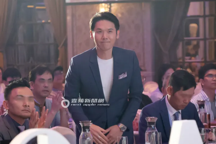 主持人曲艾玲介紹薛博仁醫師，他起身打招呼。特勤中心攝