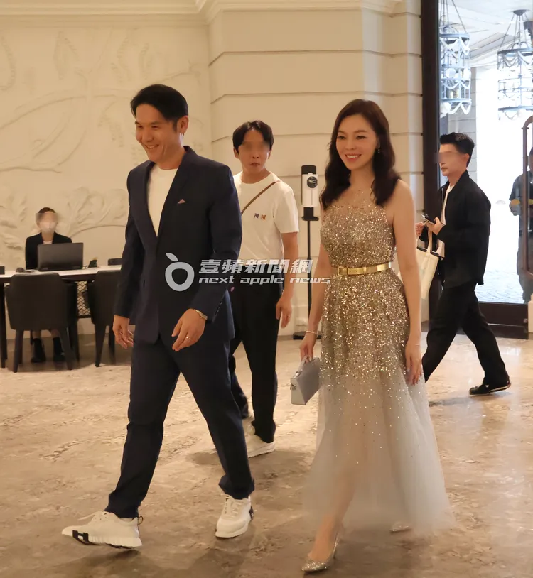 曾馨瑩（右）手拎名牌包，一襲亮麗打扮和薛博仁醫師準備下樓。特勤中心攝