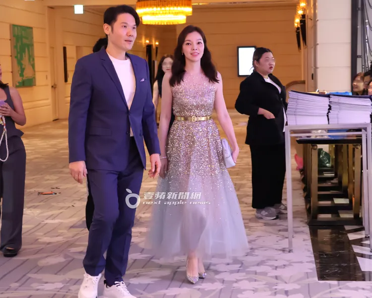 薛博仁（左）與曾馨瑩準備走入醫學發表會會場。特勤中心攝