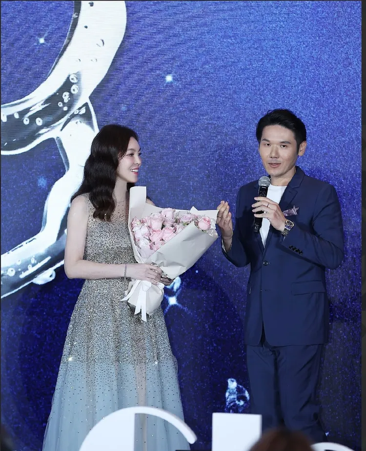 薛博仁（右）獻花感謝曾馨瑩擔任品牌大使。特勤中心攝